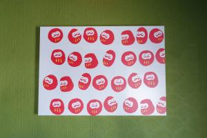 een poster van uilen met rode en witte gezichten bij 富士吉田たまきや in Fujiyoshida