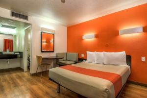 カールスバッドにあるMotel 6-Carlsbad, CA Beachの大きなベッドと机があるホテルの部屋 +37枚の写真