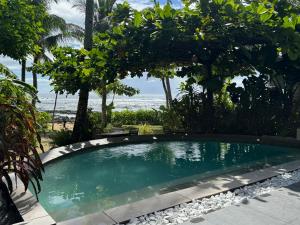 卢纳将军城L'Osteria Luxe Beachfront B&B的以海滩为背景的游泳池