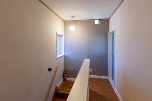 een lege kamer met een trap en een deur bij 富士吉田たまきや in Fujiyoshida +34 foto's