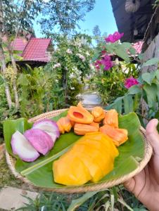 un piatto di cibo colorato su una foglia di banana di Savet Family Homestay & Tour a Battambang