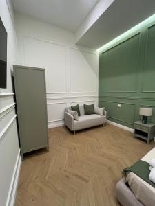 een woonkamer met een bank en een stoel bij Palazzo Ducale in Salerno +15 foto's