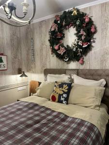 ein Schlafzimmer mit einem Bett und einem Weihnachtskranz an der Wand in der Unterkunft 1957 To Rodo kai to Roido in Karpenisi