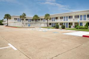 an empty parking lot in front of a building at Motel 6 Gulfport, MS Airport in Gulfport