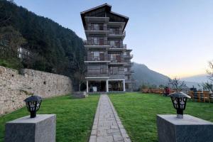 Cảnh núi rừng hoặc tầm nhìn ra núi từ resort