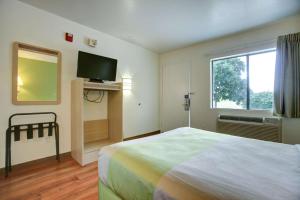 מיטה או מיטות בחדר ב-Motel 6-Elkton, MD