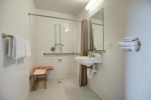 Ванная комната в Motel 6-Elkton, MD