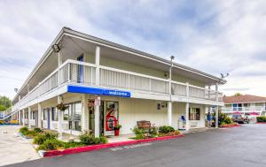 una tienda frente a un edificio con aparcamiento en Motel 6-Medford, OR - North, en Medford