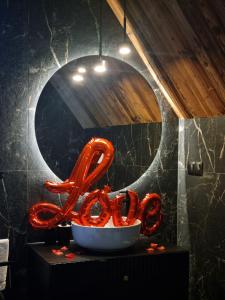 een schaal met pretzels die op een tafel staat bij ApartSki 18d in Zakopane