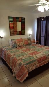 una camera con un grande letto e un ventilatore a soffitto di Casa Escuela a Puerto Peñasco