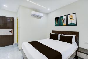En eller flere senge i et værelse på Hotel O Vijaya Grand
