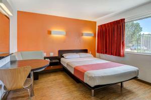 Motel 6 Thornton, CO客房内的一张或多张床位