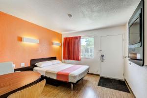 Motel 6 Thornton, CO的电视和/或娱乐中心