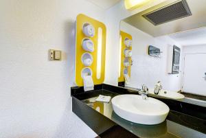 Motel 6 Thornton, CO的一间浴室