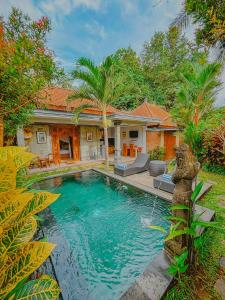 een zwembad voor een huis bij Ubud Suarga Private Pool Villa in Ubud