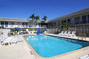 Bassein majutusasutuses Motel 6-Lantana West Palm Beach, FL või selle lähedal