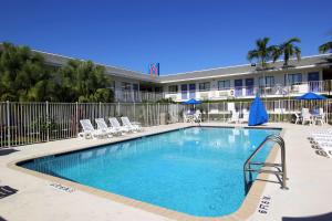 Bassein majutusasutuses Motel 6-Lantana West Palm Beach, FL või selle lähedal