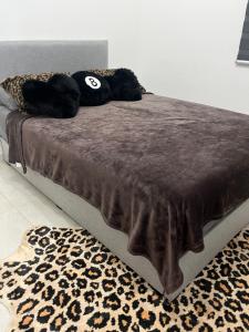 een bed met een knuffeldier erop bij Noir Beach Suite in Ciudad Madero