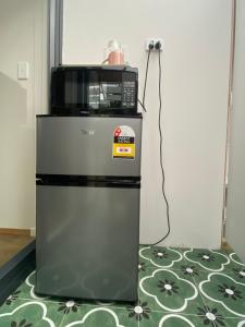 een magnetron bovenop een koelkast bij Albany house in Motungarara