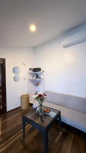 een kamer met een tafel met een vaas met bloemen erop bij Nunggalan Octopus 2 in Uluwatu