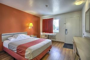 a hotel room with a bed and a desk and a window at Motel 6-New Cumberland, PA - Harrisburg - Hershey South in New Cumberland +47 photos