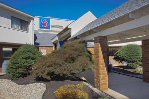 een bonsaiboom voor een gebouw bij Motel 6-Piscataway, NJ in Piscataway