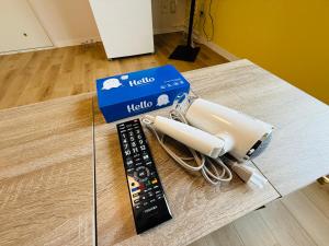 eine Fernbedienung und eine Schachtel auf einem Tisch in der Unterkunft 501札幌駅と大通駅も徒歩圏内な最高な立地最大2名様まで快適にご宿泊可能です in Sapporo