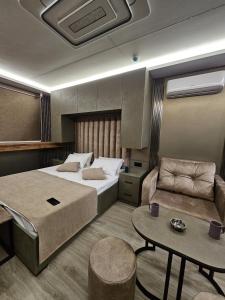 En eller flere senge i et værelse på Econest Aparan + 9 billeder