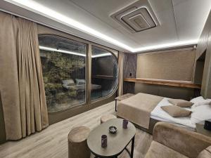 een hotelkamer met een bed en een bank bij Econest Aparan in Aparan