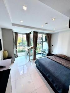 En eller flere senge i et værelse på Apartment Serenity Wongamat