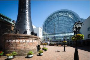 ein großes Gebäude mit einem Uhrenturm davor in der Unterkunft 501札幌駅と大通駅も徒歩圏内な最高な立地最大2名様まで快適にご宿泊可能です in Sapporo