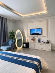 een hotelkamer met een bed en een tv bij Eden Hotel in Ho Chi Minh-stad