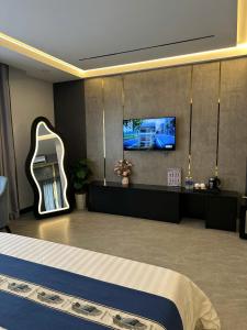 een hotelkamer met een bed en een flatscreen-tv bij Eden Hotel in Ho Chi Minh-stad +59 foto's