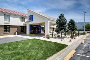 Motel 6-Ogden, UT - Riverdale في أوغدن: مبنى فيه krisy kreeme