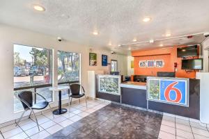 オークランドにあるMotel 6-Oakland, CA - Embarcaderoのファストフードレストラン(カウンター、椅子付)