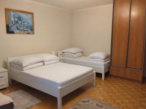 ein Schlafzimmer mit zwei Betten und einem Schrank in der Unterkunft Agroturystyka U Zosi Bałtów in Bałtów