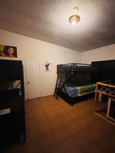 ein Schlafzimmer mit zwei Etagenbetten in einem Zimmer in der Unterkunft The Ardmore Home Share in Los Angeles