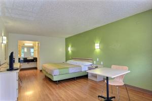 TV a/nebo společenská místnost v ubytování Motel 6 Austin, TX - Central Downtown UT
