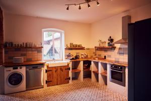 een keuken met wasmachine en droger bij Maniesh in Leuenberg +38 foto's