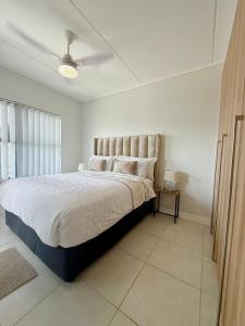 En eller flere senge i et værelse på Ballito Hills Unit 1001