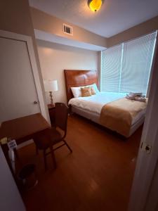 een slaapkamer met een bed, een bureau en een stoel bij Eagle Pamir Guest House in New Haven