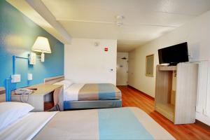 TV a/nebo společenská místnost v ubytování Motel 6-Newport, RI