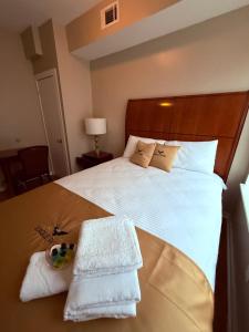 een slaapkamer met een groot bed met handdoeken erop bij Eagle Pamir Guest House in New Haven +43 foto's