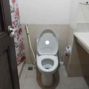 bagno con servizi igienici e coperchio di Staycation Condo in Manila a Manila Altre 8 foto