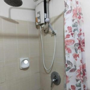 e bagno con doccia e tenda. di Staycation Condo in Manila a Manila