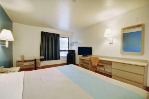 TV a/nebo společenská místnost v ubytování Motel 6-Newport, RI
