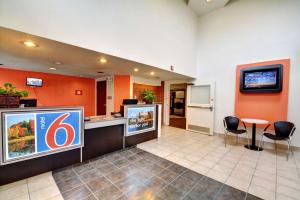 TV a/nebo společenská místnost v ubytování Motel 6-Newport, RI