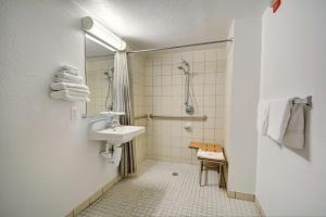 Koupelna v ubytování Motel 6-Newport, RI + 37 fotografií