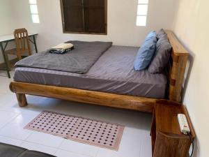 una camera con letto in legno e telefono di 2BR Local House Abode a Pai