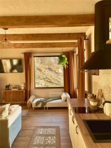 een woonkamer met een bank en een raam bij The White House in Şirnea